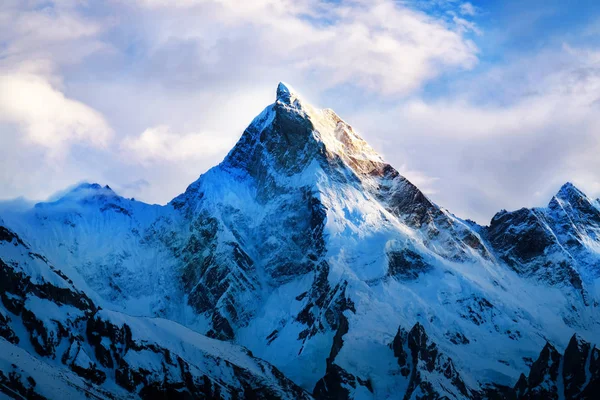 Montanha pico no Nepal. Região de montanhas mais altas do mundo. Parque Nacional, Nepal . — Fotografia de Stock