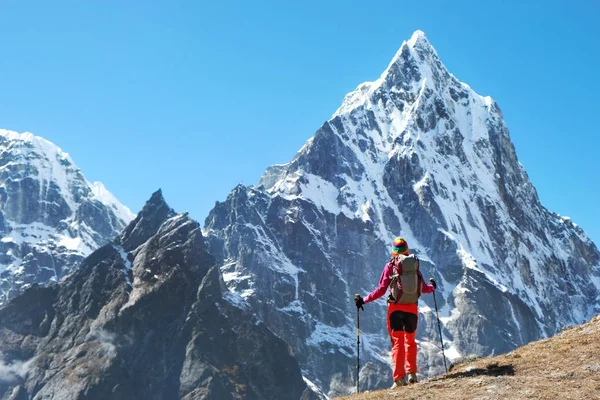 Caminhante com mochilas na montanha do Himalaia em um trekking para o Everest BaseCamp, Nepal. Conceito de desporto ativo . — Fotografia de Stock