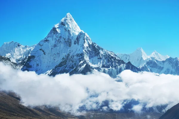 Vista panorámica del valle y la montaña de Ama Dablam en el camino al campamento base del Everest con hermoso cielo nublado, parque nacional de Sagarmatha, valle de Khumbu, Nepal — Foto de Stock