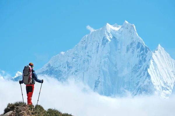 नेपाळच्या हिमालयाच्या डोंगराळ भागात बॅकपॅकसह हायकर. सक्रिय क्रीडा संकल्पना . — स्टॉक फोटो, इमेज