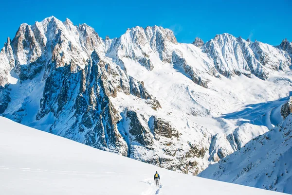 Skier σκι κατάβαση στα ψηλά βουνά — Φωτογραφία Αρχείου