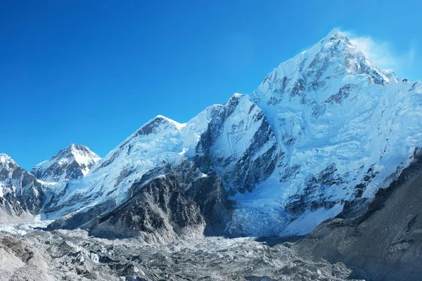 Cima montuosa in Nepal. Regione delle montagne più alte del mondo. Parco Nazionale del Nepal . — Foto Stock