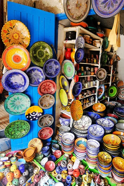 Colorful dish souvenirs for sale in a shop in Morocco — Stock Photo, Image