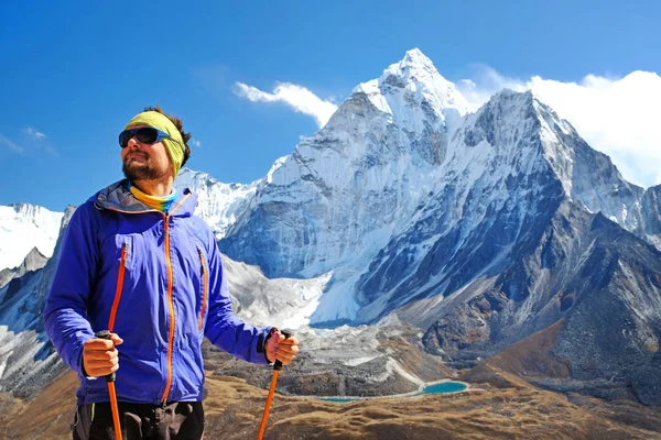 Glücklicher wanderer mit rucksack im himalaya-berg, nepal. Aktives Sportkonzept. — Stockfoto