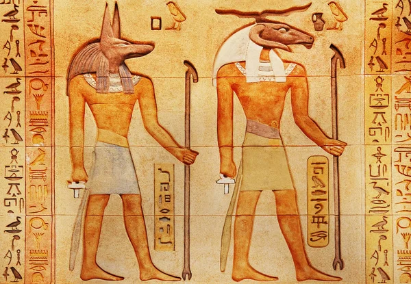 Cena do Antigo Egito. Esculturas hieroglíficas nas paredes exteriores de um antigo templo egípcio. Grunge antigo Egito fundo . — Fotografia de Stock