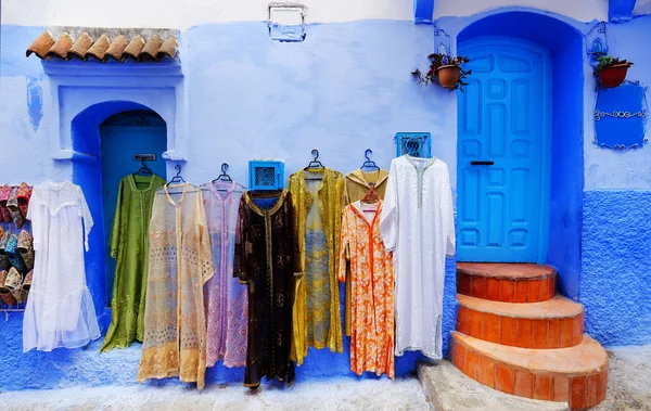 Moroccan handmade crafts, carpets and bags hanging in the narrow street of Essaouira in Morocco with selective focus — Stock Photo, Image