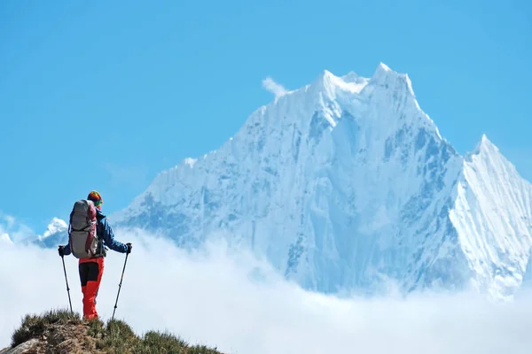 Senderista con mochilas en la montaña Himalaya, Nepal. Concepto de deporte activo . — Foto de Stock