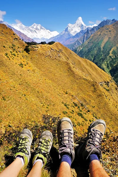 Wandelstokken laarzen op een trekking naar het Everest Base Camp. Succes vrijheid en geluk prestatie in bergen. Actief sport concept. — Stockfoto