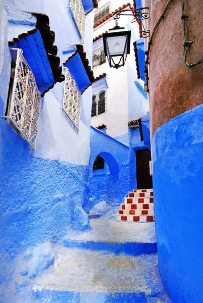 典型的美丽的摩洛哥建筑在Chefchaouen蓝色城市麦地那在摩洛哥与蓝色的墙壁,细节,五颜六色的花盆和家居用品 — 图库照片