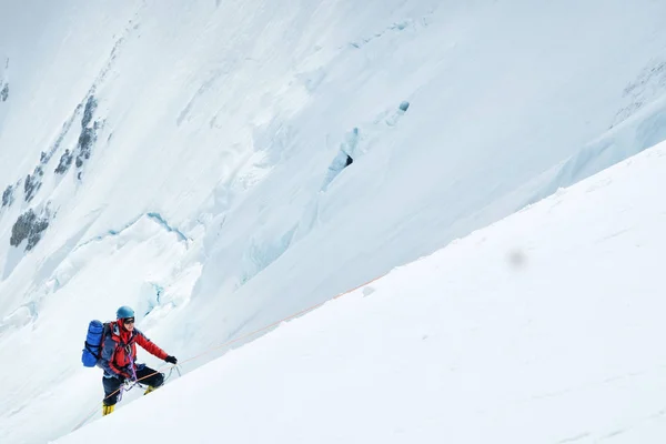 O alpinista atinge o cume do pico da montanha. Sucesso, liberdade e felicidade, realização nas montanhas. Escalada conceito de esporte . — Fotografia de Stock