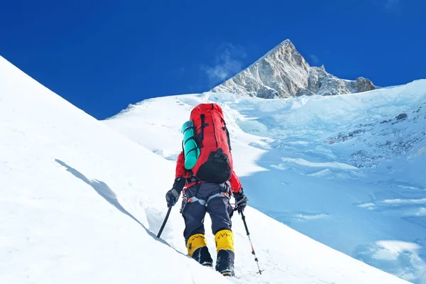 L'arrampicatore raggiunge la vetta della montagna. Scalatore sul ghiacciaio. Successo, libertà e felicità, conquista in montagna. Arrampicata concetto di sport . — Foto Stock