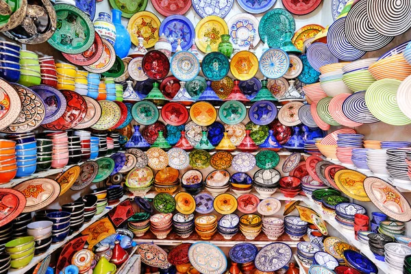 摩洛哥一家商店出售色彩艳丽的菜肴纪念品 — 图库照片