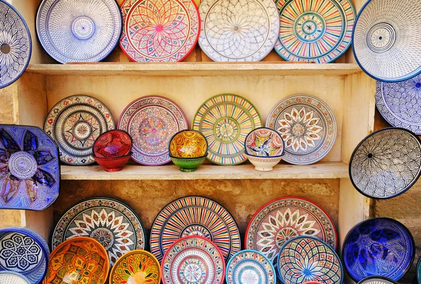 Colorful dish souvenirs for sale in a shop in Morocco — Stock Photo, Image