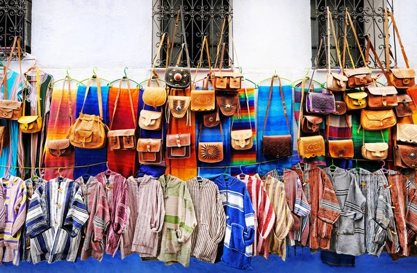 Artisanat, tapis et sacs artisanaux marocains suspendus dans la rue étroite d'Essaouira au Maroc avec un accent sélectif — Photo