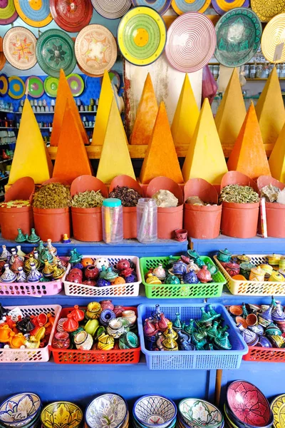 Színes bolt, kerámia, fűszerek és gyógynövények egy hagyományos marokkói piacon Medina of Marrakech, Marokkó Afrikában — Stock Fotó
