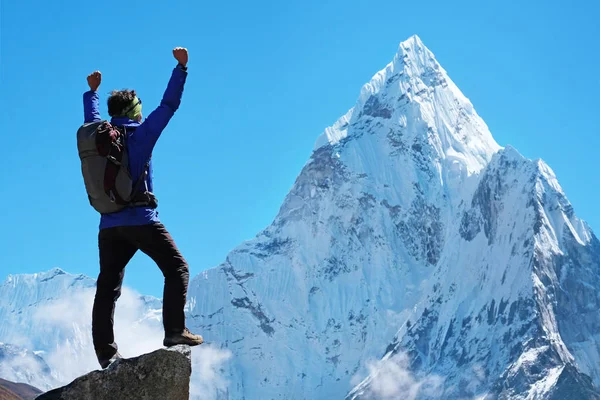 Wandelaar met rugzak bereikt de top van de bergtop. Succes vrijheid en geluk prestatie in bergen. Actief sport concept. — Stockfoto