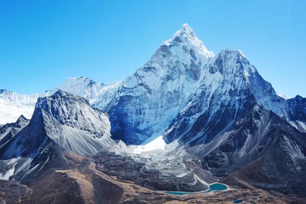 Panoramatický pohled na horu Valley a Ama Dablam na cestě do tábora v Everest s krásnou jasnou modrou oblohou, národním parkem Sagarmatha, Khumbu Valley, Nepál — Stock fotografie