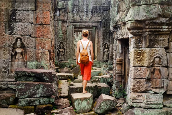 Ruínas do templo antigo em Angkor Wat, Camboja. Vista para dentro do complexo do templo Ta Prohm, Angkor, Camboja — Fotografia de Stock