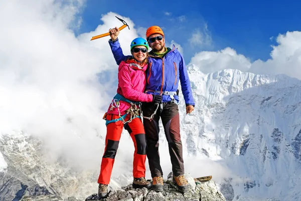 등반가 몇 명이 산 봉우리 정상에 도달한다. 성공, 자유와 행복, 산에서의 성취. 등반 스포츠 개념. — 스톡 사진