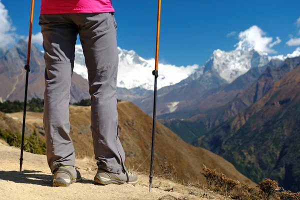 Wandelaar wandelen in de bergen, vrijheid en geluk, prestatie in bergen. Himalaya, Everest Base Camp Trek, Nepal — Stockfoto