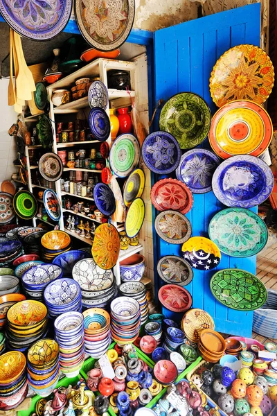 Colorful ceramic dish souvenirs for sale in a shop in Morocco — Stock Photo, Image