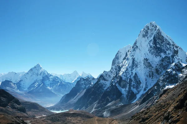 Vista panorámica del valle y la montaña de Ama Dablam en el camino al campamento base del Everest con hermoso cielo nublado, parque nacional de Sagarmatha, valle de Khumbu, Nepal —  Fotos de Stock
