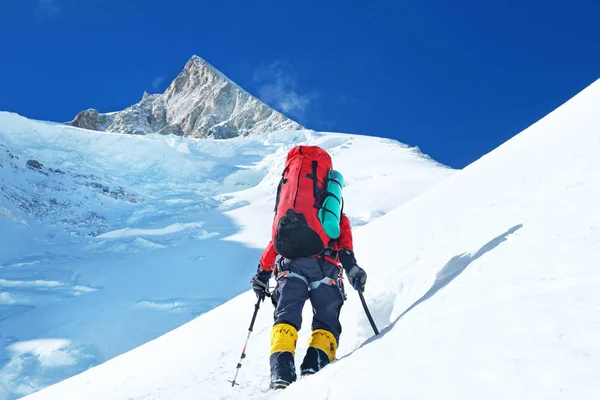 El escalador alcanza la cima del pico de la montaña. Éxito, libertad y felicidad, logro en las montañas. Concepto de escalada deportiva . — Foto de Stock