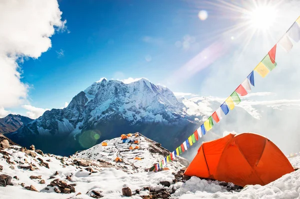 Tienda en el campamento base del Everest. Monte Everest. La montaña más alta del mundo. Parque Nacional, Nepal . — Foto de Stock