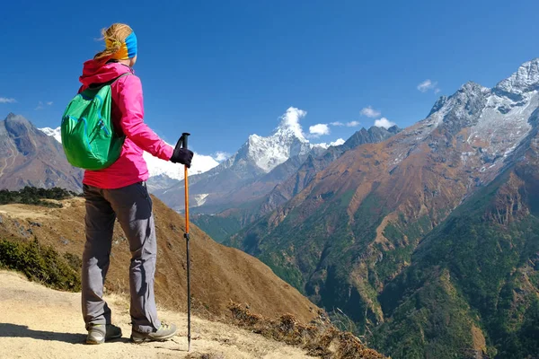 Kadın Hiker dağlarda yürüyüş, özgürlük ve mutluluk, dağlarda başarı. Himalayalar, Everest Ana Kampı trek, Nepa — Stok fotoğraf