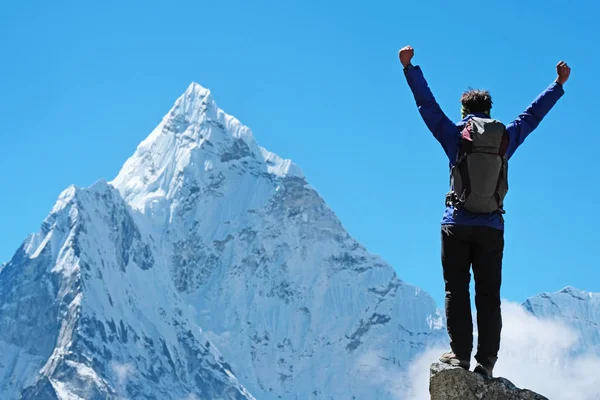 Escursionista con zaino raggiunge la vetta della montagna. La libertà di successo e la felicità raggiunta in montagna. Concetto sportivo attivo . — Foto Stock