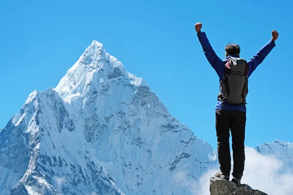 Senderista con mochila alcanza la cima del pico de la montaña. El éxito la libertad y el logro de la felicidad en las montañas. Concepto de deporte activo . — Foto de Stock