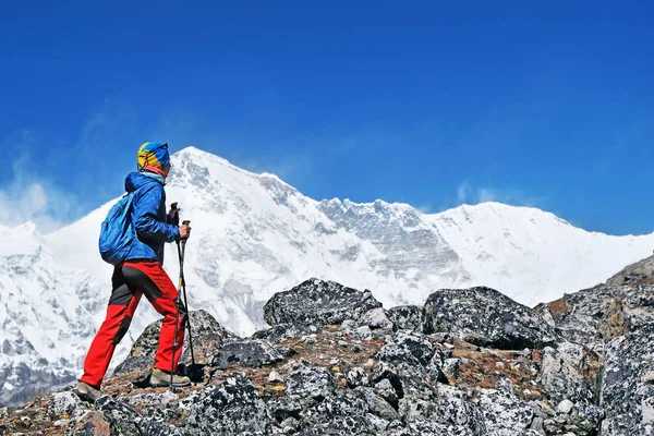 Caminhante com mochilas na montanha do Himalaia, Nepal. Conceito de desporto ativo . — Fotografia de Stock