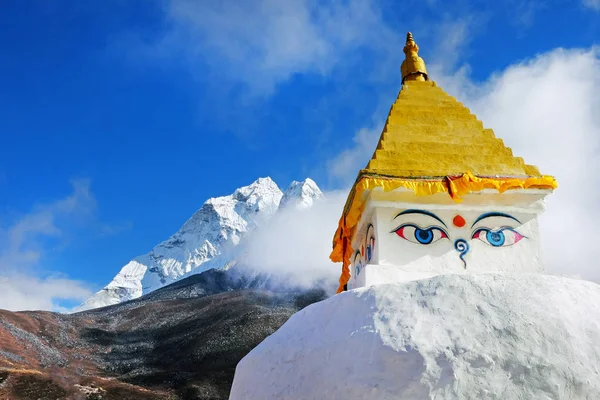 Stupa buddista e bandiere di preghiera nelle montagne dell'Himalaya, regione dell'Everest, Nepal — Foto Stock