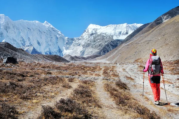 Yürüyüşçü dağlarda yürüyüş, özgürlük ve mutluluk, dağlarda başarı. Himalayalar, Everest Ana Kampı trek, Nepal — Stok fotoğraf