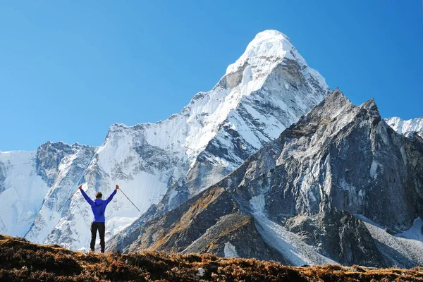Περιπατητής με σακίδιο φτάνει στη κορυφή της οροσειράς του βουνού. Επιτυχία στην ελευθερία και το επίτευγμα της ευτυχίας στα βουνά. Έννοια του ενεργού αθλητισμού. — Φωτογραφία Αρχείου