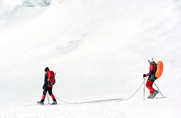 Vandrare med ryggsäckar når toppen av Mountain Peak. Framgång frihet och lycka prestation i berg. Aktivt sportkoncept. — Stockfoto