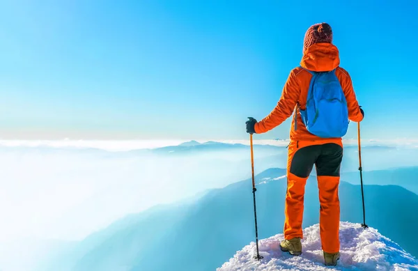 Γυναίκα πεζοπόρος επιτυχής στην κορυφή βουνού στο χειμερινό βουνό — Φωτογραφία Αρχείου