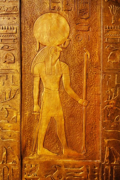 Ókori Egyiptom jelenetet. Egy ókori egyiptomi templom külső falain lévő hieroglifikus faragványok. — Stock Fotó