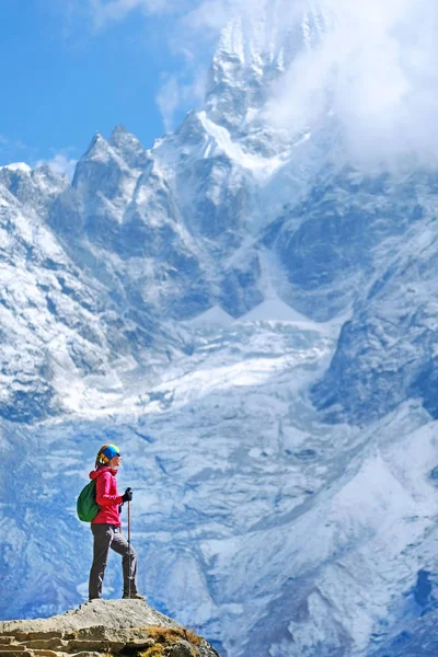 Kvinna vandrare med ryggsäck på Trekking till Everest Base Camp i Nepal. Framgång frihet och lycka prestation i berg. Aktivt sportkoncept. — Stockfoto