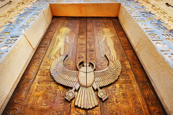 Cena do Antigo Egito. Esculturas hieroglíficas nas paredes exteriores de um antigo templo egípcio . — Fotografia de Stock