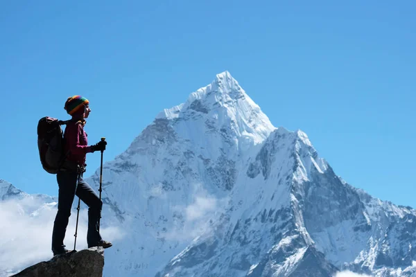 Caminhante com mochilas no Nepal. Liberdade de sucesso e realização felicidade nas montanhas. Conceito de desporto ativo . — Fotografia de Stock