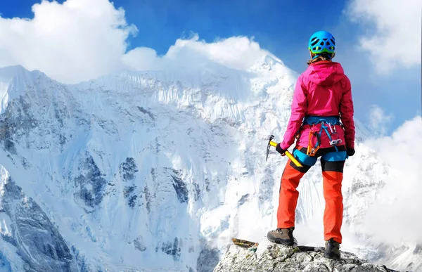 Bergsteiger erreicht den Gipfel des Berges. Erfolg Freiheit und Glück Leistung in den Bergen. Aktives Sportkonzept. — Stockfoto