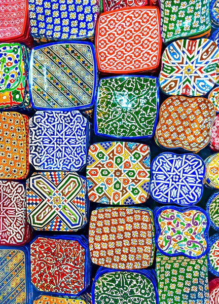 Traditional arabic handcrafted, colorful decorated plates shot at the market in Marrakesh, Morocco, Africa. — Stock Photo, Image