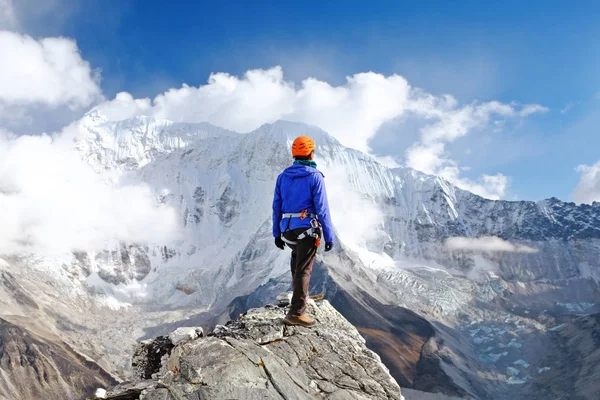 Ορειβάτης φτάνει η σύνοδος κορυφής της βουνοκορφής. Επιτυχίας, ελευθερίας και ευτυχίας, επίτευγμα στα βουνά. Αναρρίχηση έννοια άθλημα. — Φωτογραφία Αρχείου