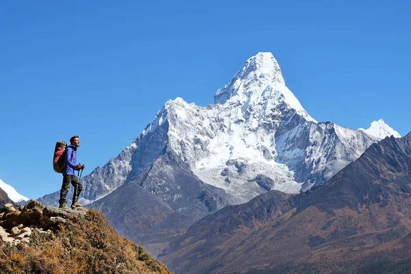 Wanderer mit Rucksäcken in nepal. Erfolg Freiheit und Glück Leistung in den Bergen. Aktives Sportkonzept. — Stockfoto