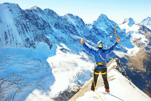 登山者到达山顶。成功, 自由和幸福, 在山里的成就。攀岩运动概念. 图库图片