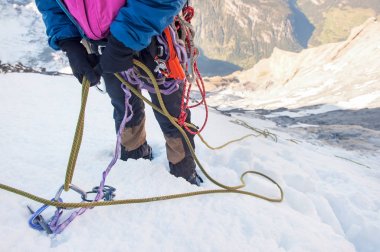 Dağcı dağ zirvesine ulaşır. Başarı, özgürlük ve mutluluk, dağlarda başarı.
