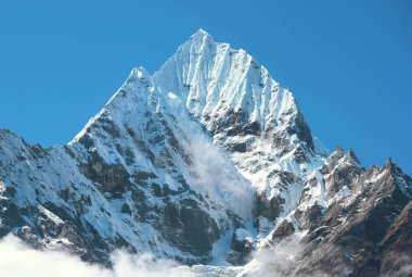 Sagarmatha Milli Parkı Everest Ana Kampı yolunda Thamserku dağının panoramik görünümü, Himalayalar nepal