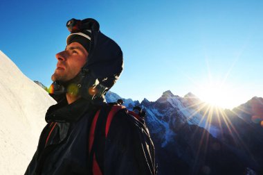 Mountaneer Mont Blanc karlı bir sırt tırmanıyor, Fransa. 