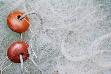 Yüzen balık ağı. İskele üzerinde kurutma balıkçılık ağları